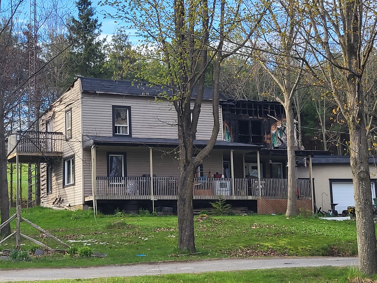 Le lundi 6 mai, les pompiers du service de sécurité incendie de Val-des-Sources ont reçu une alerte concernant un feu de résidence, au 175 du chemin des Trois-Lacs.