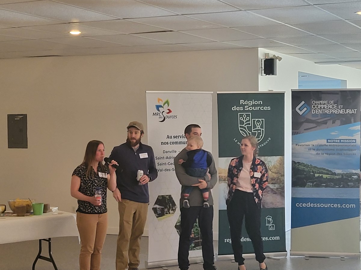 Les 4 nouveaux proprietaires du Club de Golf Val-des-Sources : Cathia Sévégny, Olivier Desruisseaux, son frère Xavier Desruisseaux avec le petit Edouard, ainsi que la maman de ce dernier et conjointe de Xavier, Corine Côté.