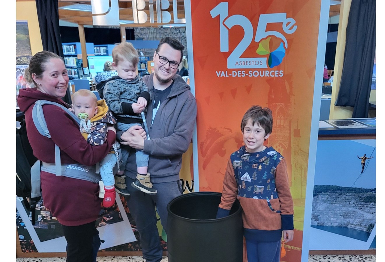 Le jeune Thomas Magnan, âgé de 7 ans et sa famille sont venu déposer des objets bien personnels à l’interieur de la capsule temporelle, qui conservera le tout bien précieusement pour les 25 prochaines annees.