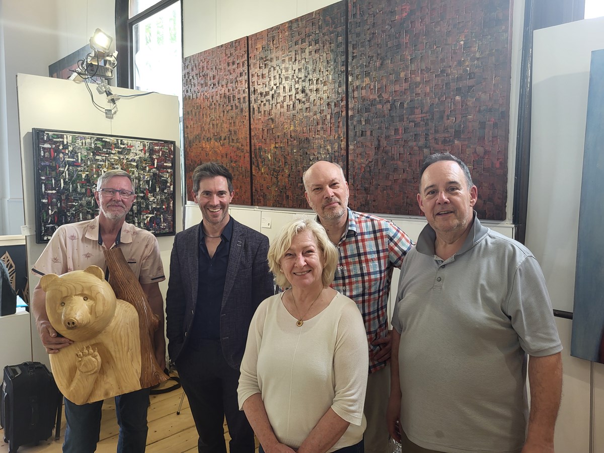 Nicolas F. Paquin(2e à gauche) posant en compagnie d’un regroupement d’artistes en résidence à la galerie Art Authentique de Danville.