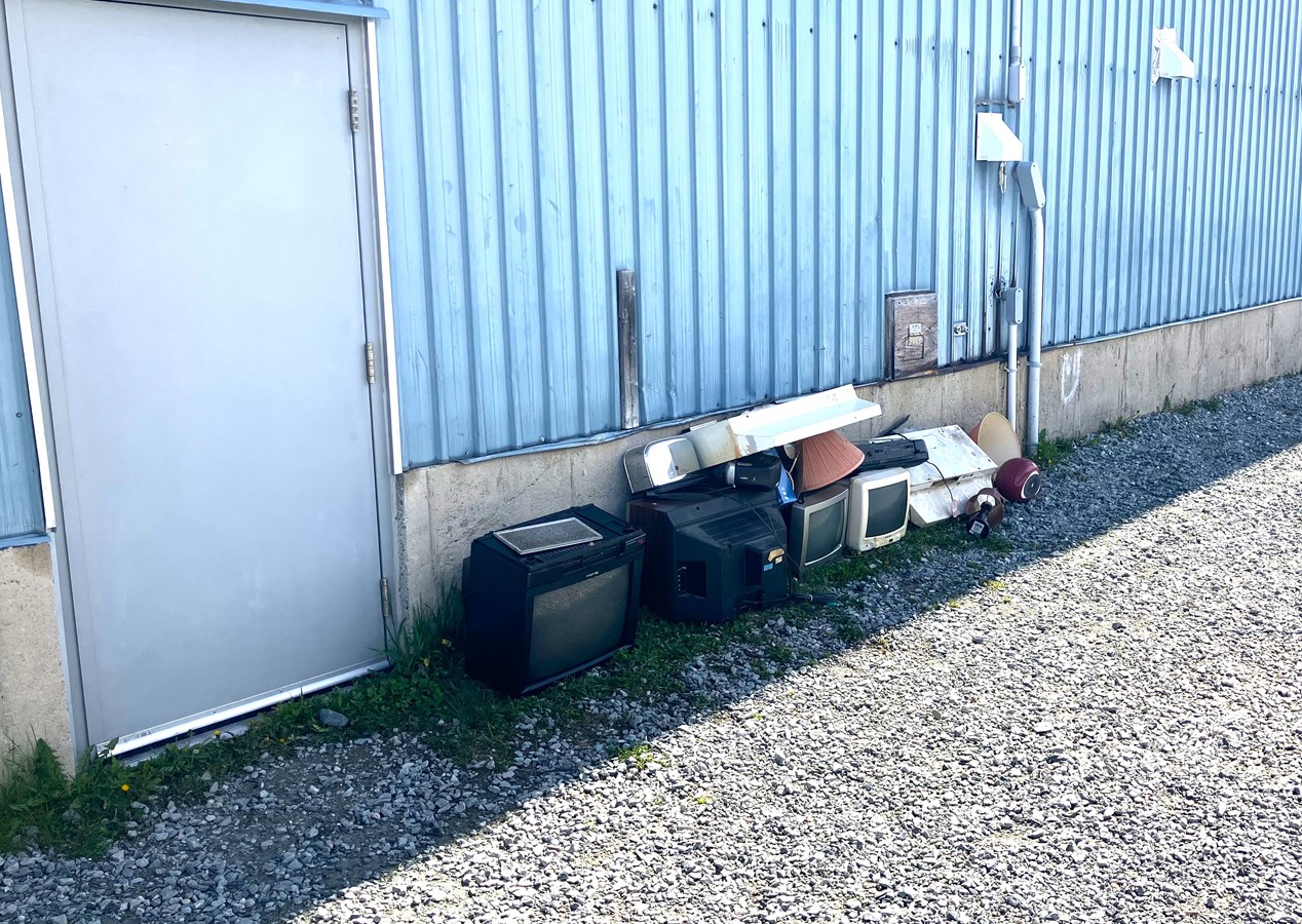 De gros rebuts sont délibérément déposés par des citoyens aux abords des installations municipales.