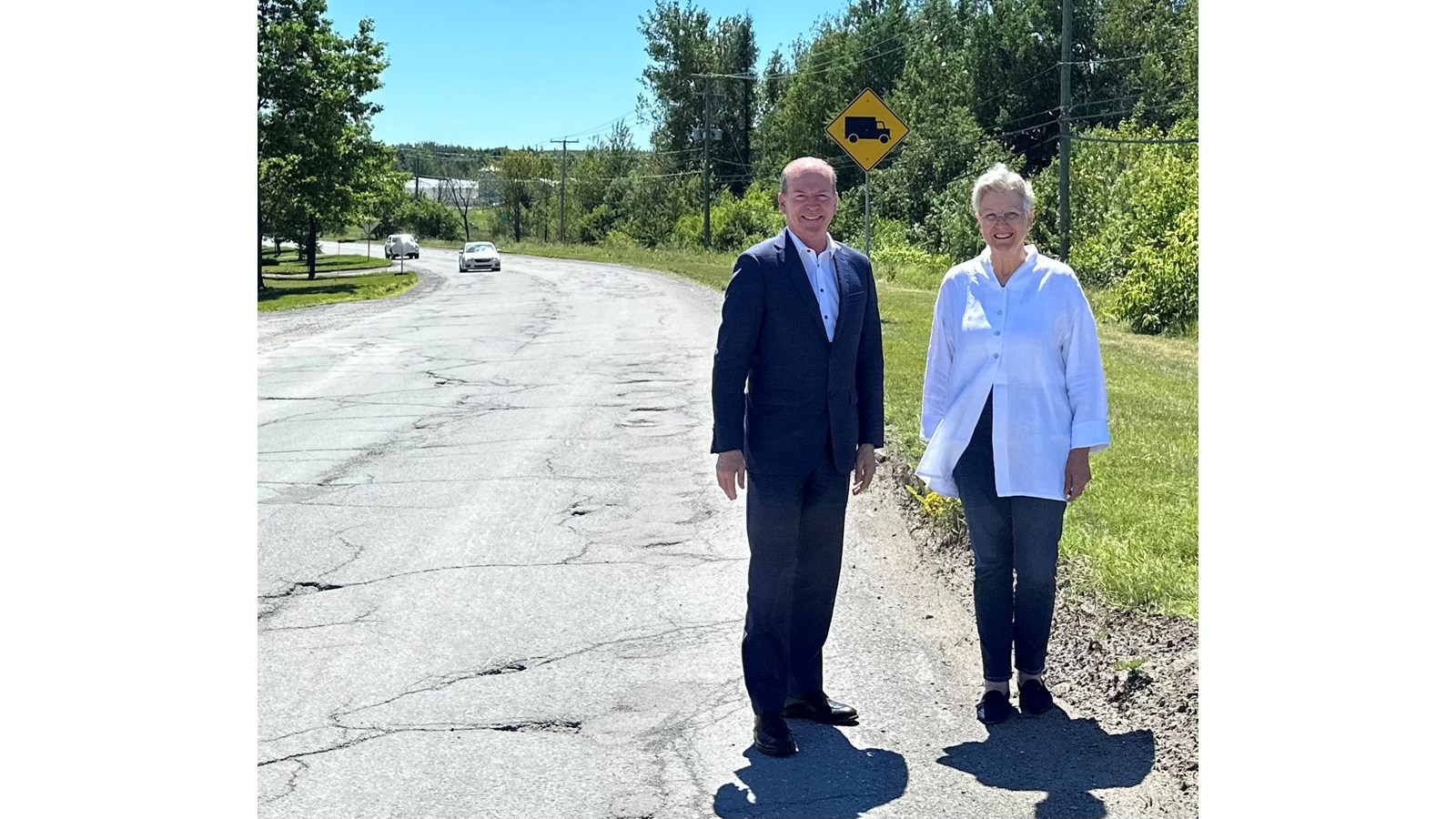 Le député de Richmond, M.André Bachand, pose en compagnie de la mairesse de Danville, Mme Martine Satre.