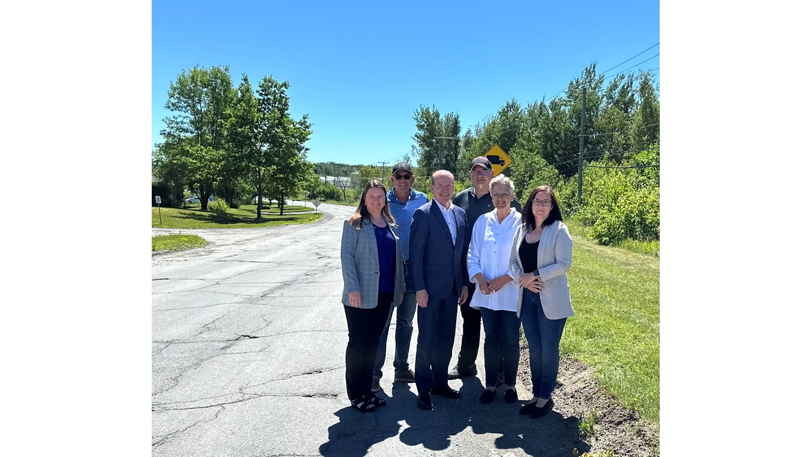 Syndia Caron, Directrice des travaux publics, Pierre Grimard Jr.,conseiller, le député André Bachand, Richard Lefebvre, conseiller, la mairesse Martine Satre, ainsi que Marie-Pier Dupuis, Directrice-générale de la Ville de Danville