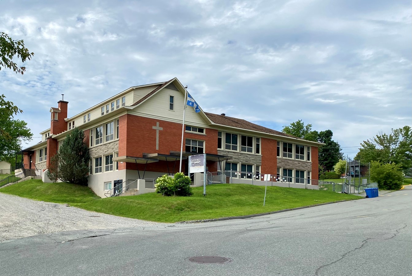 Parmi ces annonces, la plus importante concerne l’ajout d’un gymnase double à l’école Saint-Gabriel de Windsor. Ce seul projet recevra un financement à la hauteur de 3 728 172 $, ce qui représente autour de 66 % de l’investissement total.