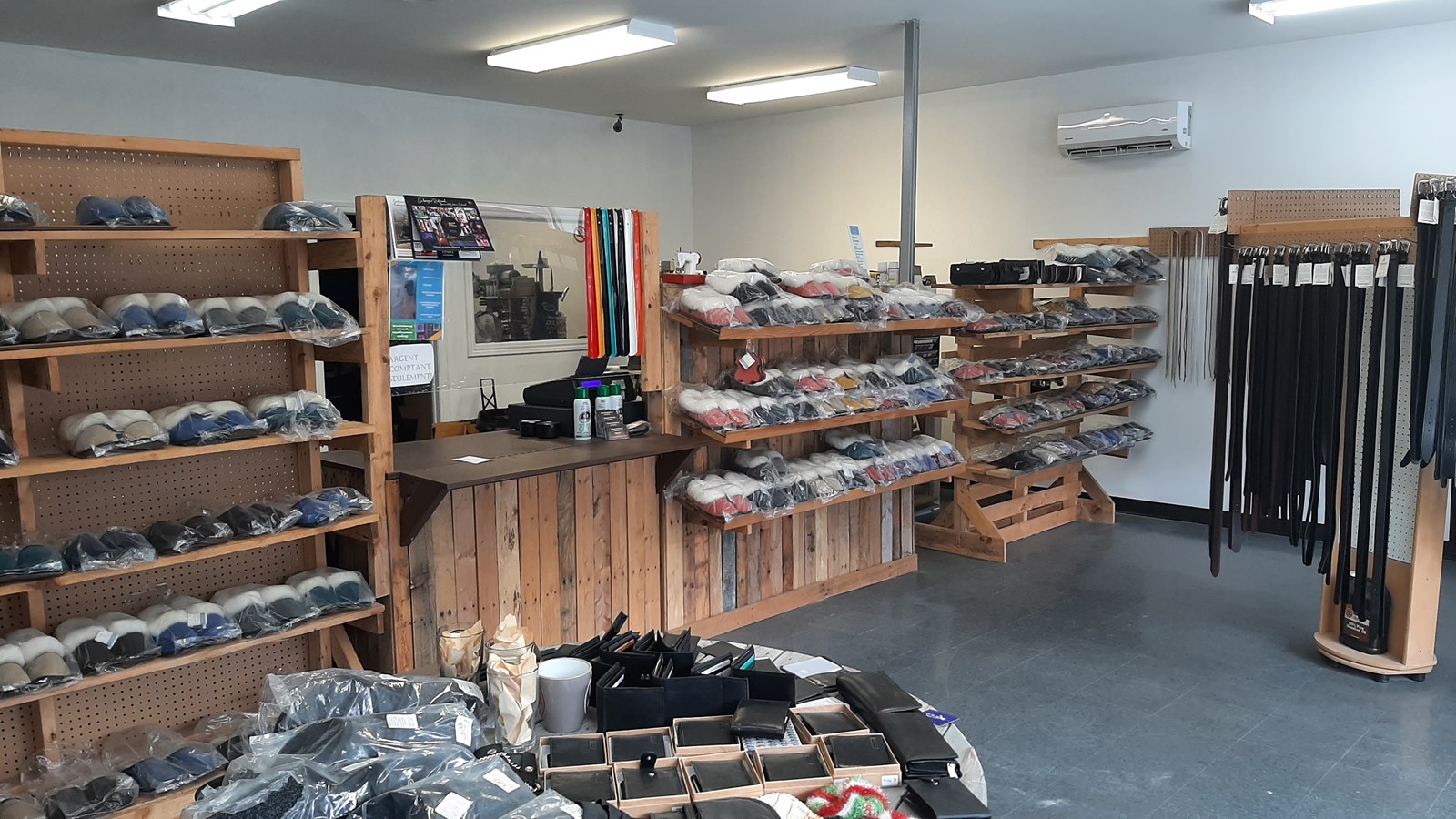 La Cordonnerie Richmond consacre beaucoup de son temps à ressemeler les chaussures. Mais, aujourd’hui, le métier de cordonnier consiste à un travail ouvert sur bien des réparations.
