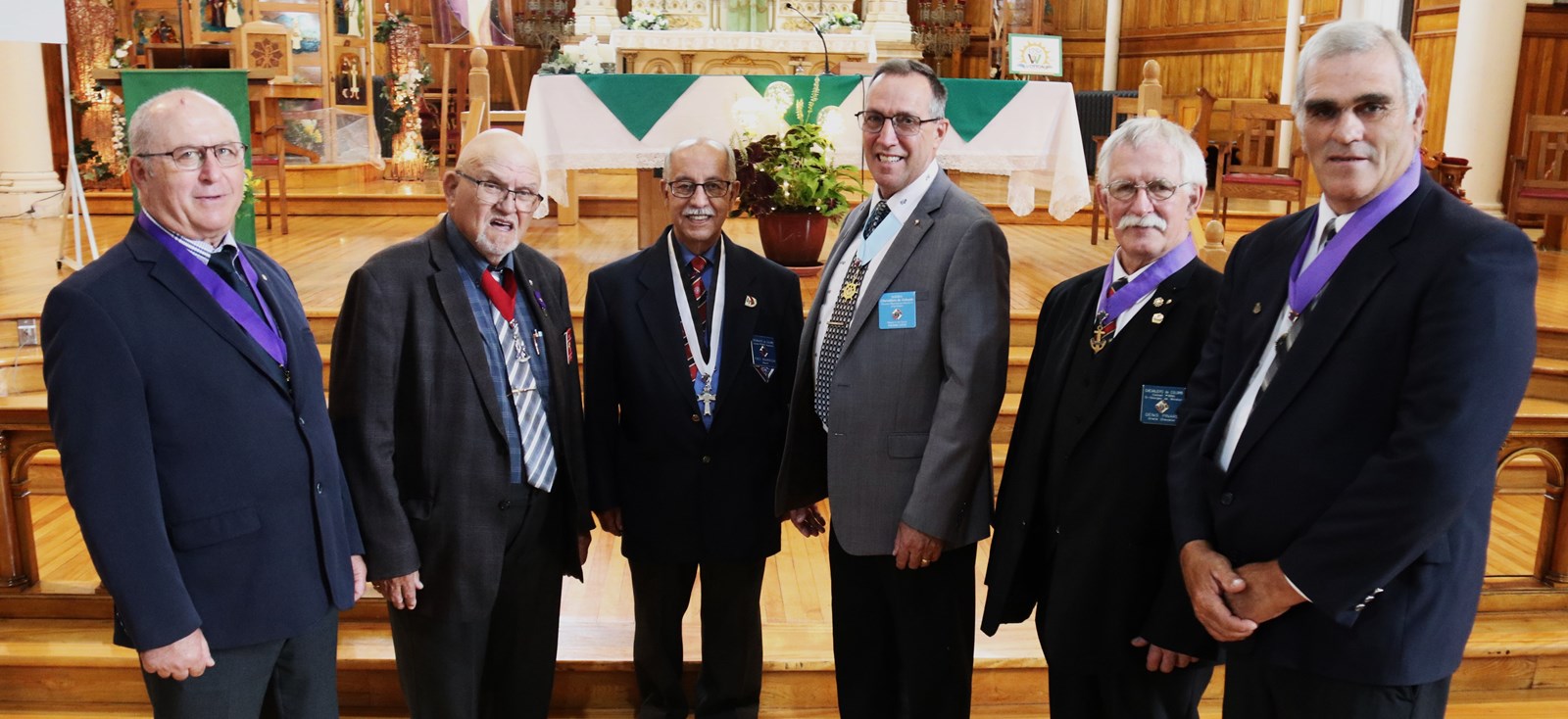 Renald Houle, Grand Chevalier conseil 9357 Wotton, Léo Morin, Député Grand Chevalier district 87, Aumônier Yves Bourassa, Diacre district 87, Directeur régional des Chevaliers de Colomb pour l’Estrie, Pierre Côté, Denis Pinard, Grand Chevalier du conseil 9894 de St-Georges-de-Windsor, et Claude Lacroix, Député Chevalier Conseil 3322 Danville.