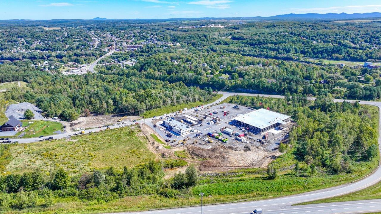 Ces nouveaux commerces s’installeront dans un même bâtiment totalisant 7 268 pieds carrés, dont la construction sera achevée sous peu.