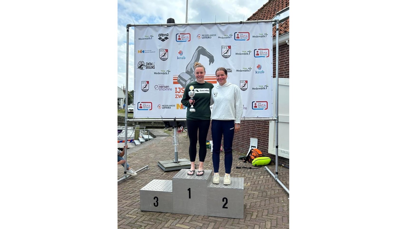Marie-Laurence Lortie gagnante de sa catégorie à la traversée du lac Ijsselmeer à Medemblik aux Pays-Bas.