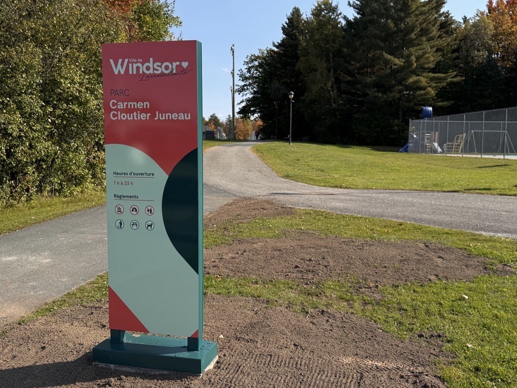 Au parc Carmen-Cloutier-Juneau, en plus de la construction du bâtiment multifonctionnel à l’été 2023, un montant de 64 003 $ a été investi en 2024, dont 45 000 $ proviennent de la MRC dans le cadre de la subvention destinée aux projets structurants.
