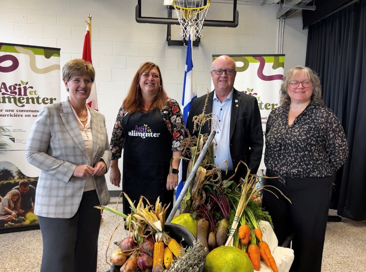 La députée de Compton-Stanstead et Ministre du revenu national, Marie-Claude Bibeau, Anouk Wilsey, coordonnatrice du Projet «Agir et Alimenter», le préfet de la MRC des Sources, Hugues Grimard et Caroline Payer vice-présidente de la CDC des Sources.