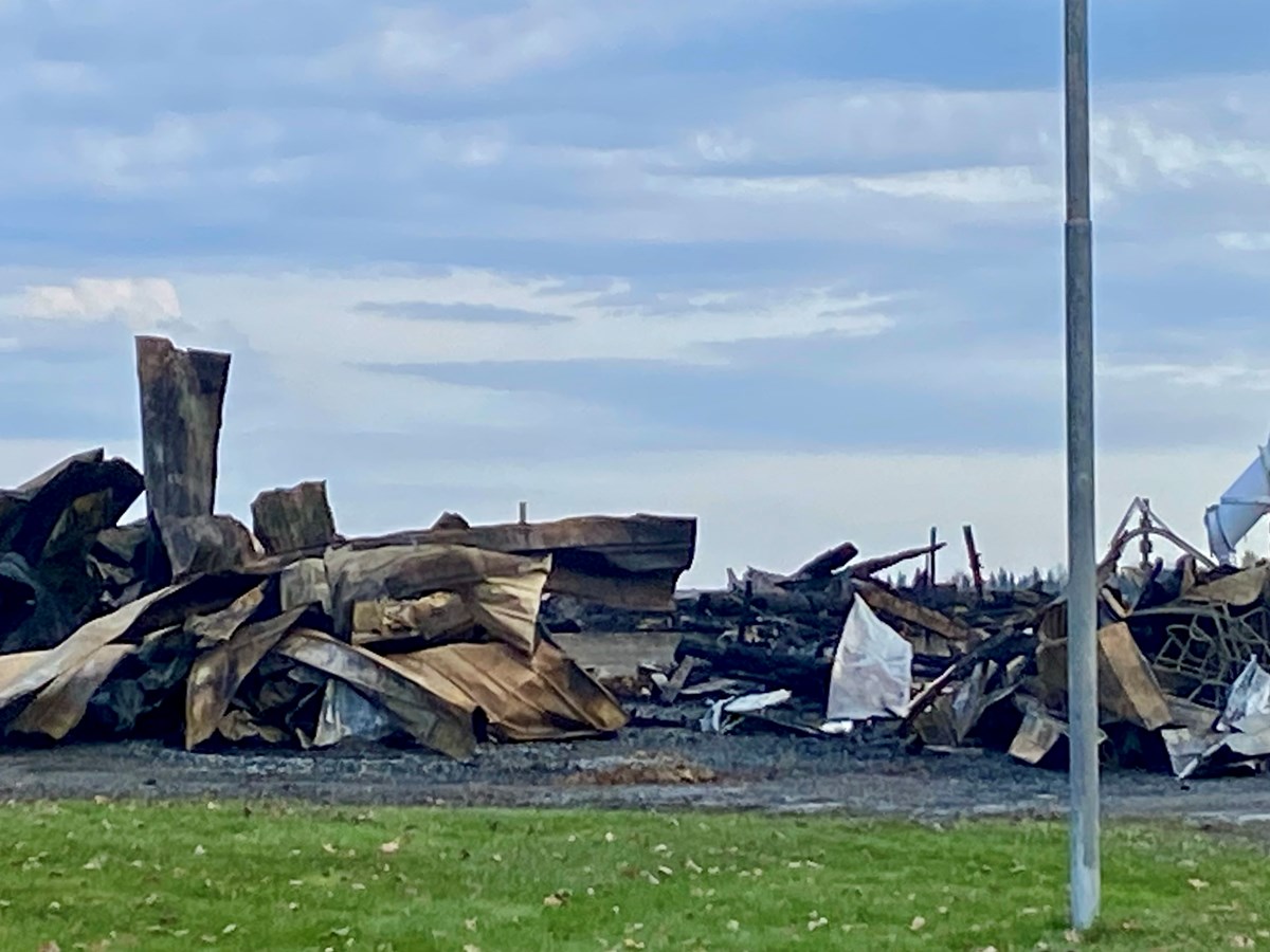 Il ne restait plus grand-chose de la bergerie au lendemain de l’incendie qui a tué plus de 100 moutons.