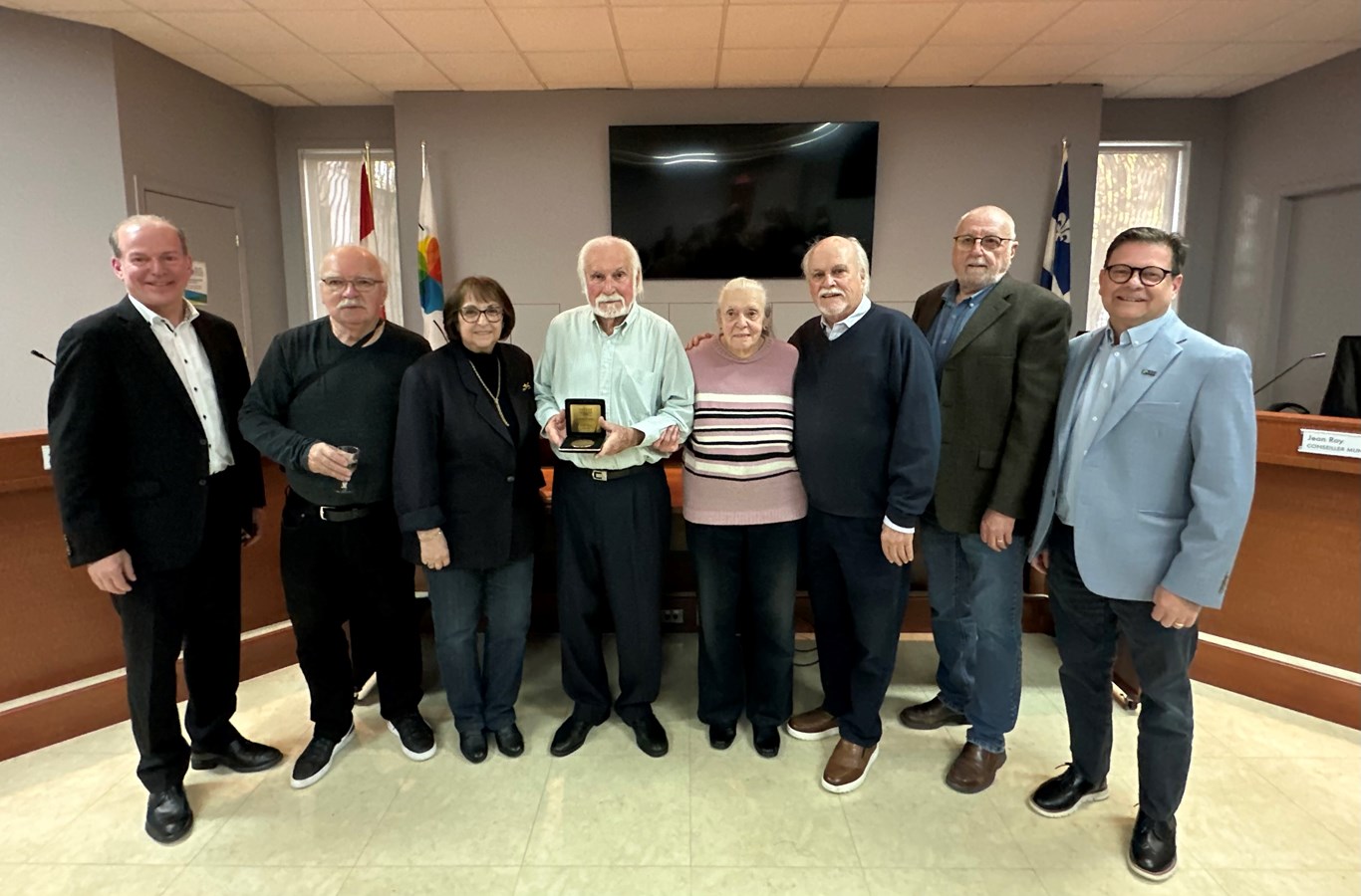 M. Spertini entouré de membres de la société d’histoire d’Asbestos, de même que du député André Bachand et du directeur général de la Ville de Val-des-Sources et Georges-André Gagné.
