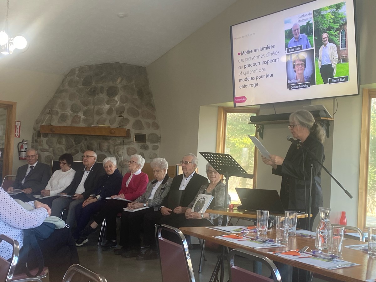 Joanne Garner, la maître d’œuvre du projet à la Table de concertation pour les aînés du Val-Saint-François, a animé la conférence de presse. Le lancement s’est déroulé le jeudi 31 octobre dernier au Centre de ski de fond Richmond-Melbourne devant plusieurs dignitaires locaux.