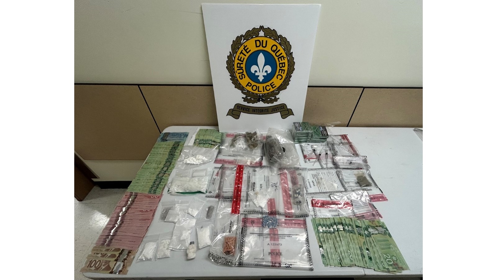 Les policiers de la sureté du Québec du poste de Wotton ont procédé à une importante perquisition en matière de stupéfiants au 132 de la rue Bergeron à Val-des-Sources.