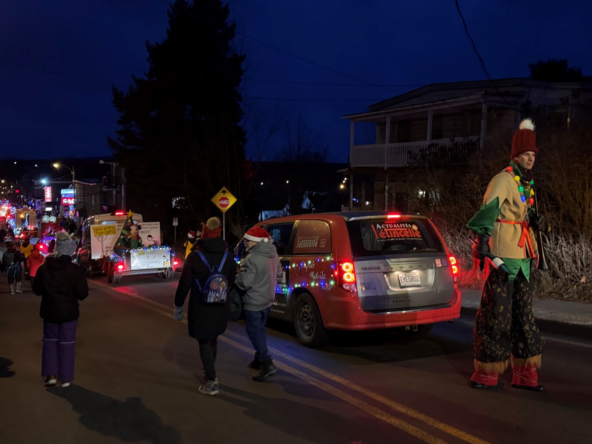 Le journal Actualités — L’Étincelle était présent lors du défilé illuminé du père Noël 2024 à Windsor.