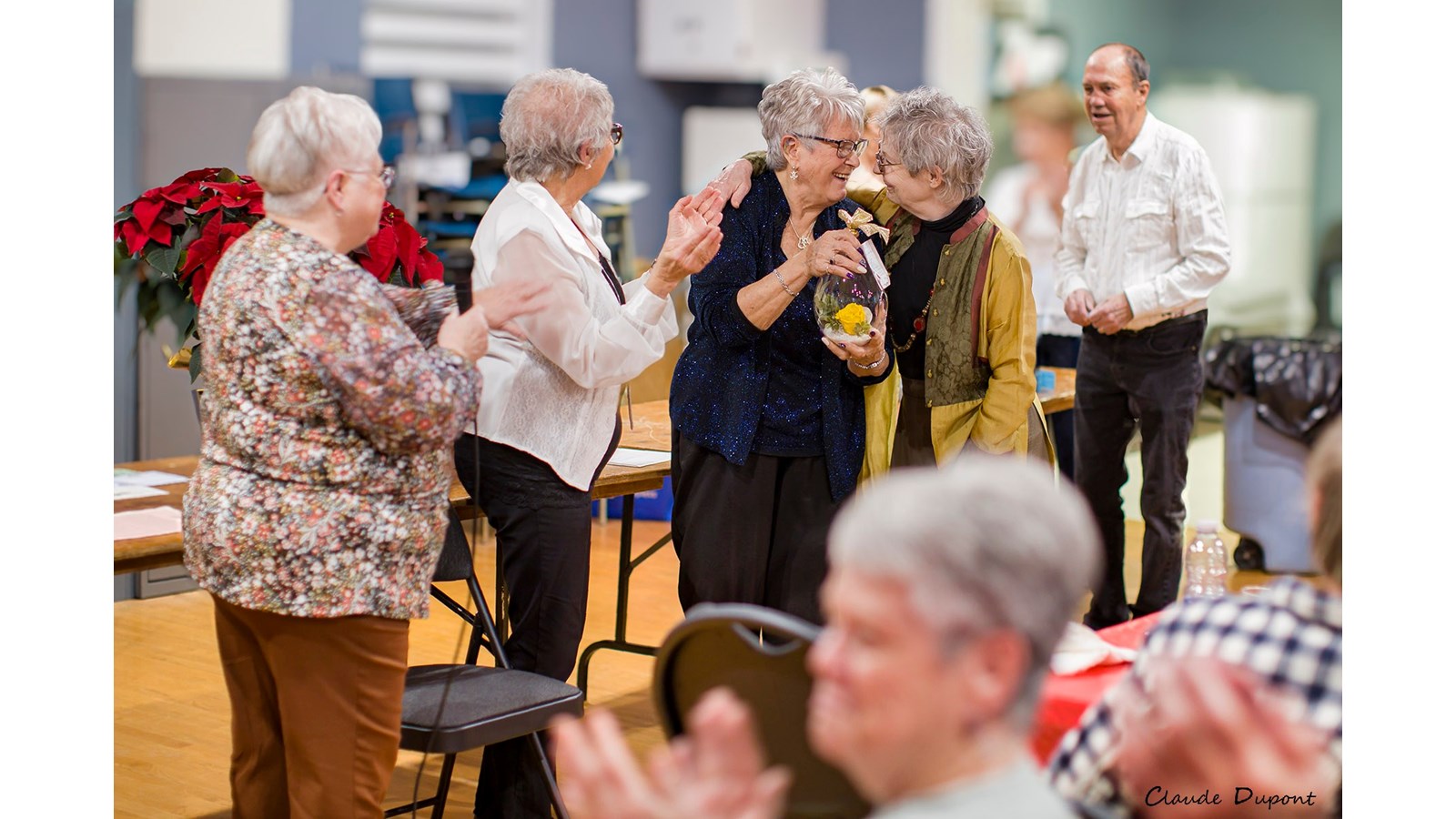 Au cœur d’une soirée regroupant des personnes ainées représentant chacune des régions de la province, la résidente de Saint-Adrien a vu son engagement bénévole exceptionnel être souligné de belle façon