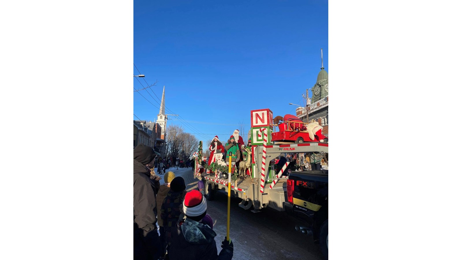 Le cœur du village avait été fermé à la circulation, afin de laisser place aux petits kiosques et aux marchands sur place.