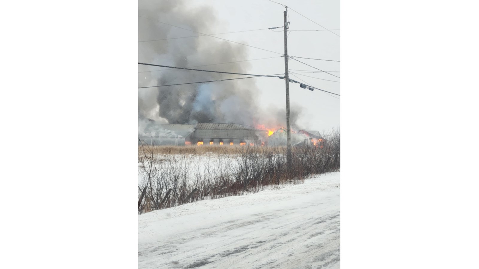 Un important incendie a complètement ravagé des bâtiments d’une ferme au matin du dimanche 8 décembre dernier à Danville.