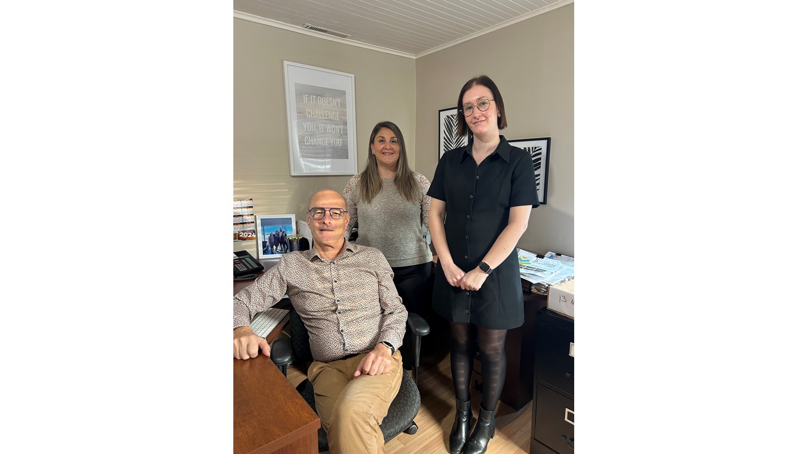 Claude Frenette, éditeur et directeur général du journal Actualités – L’Étincelle; Juli Lemay, directrice du journal; et Marie-Laurence Frenette, directrice de l’information.