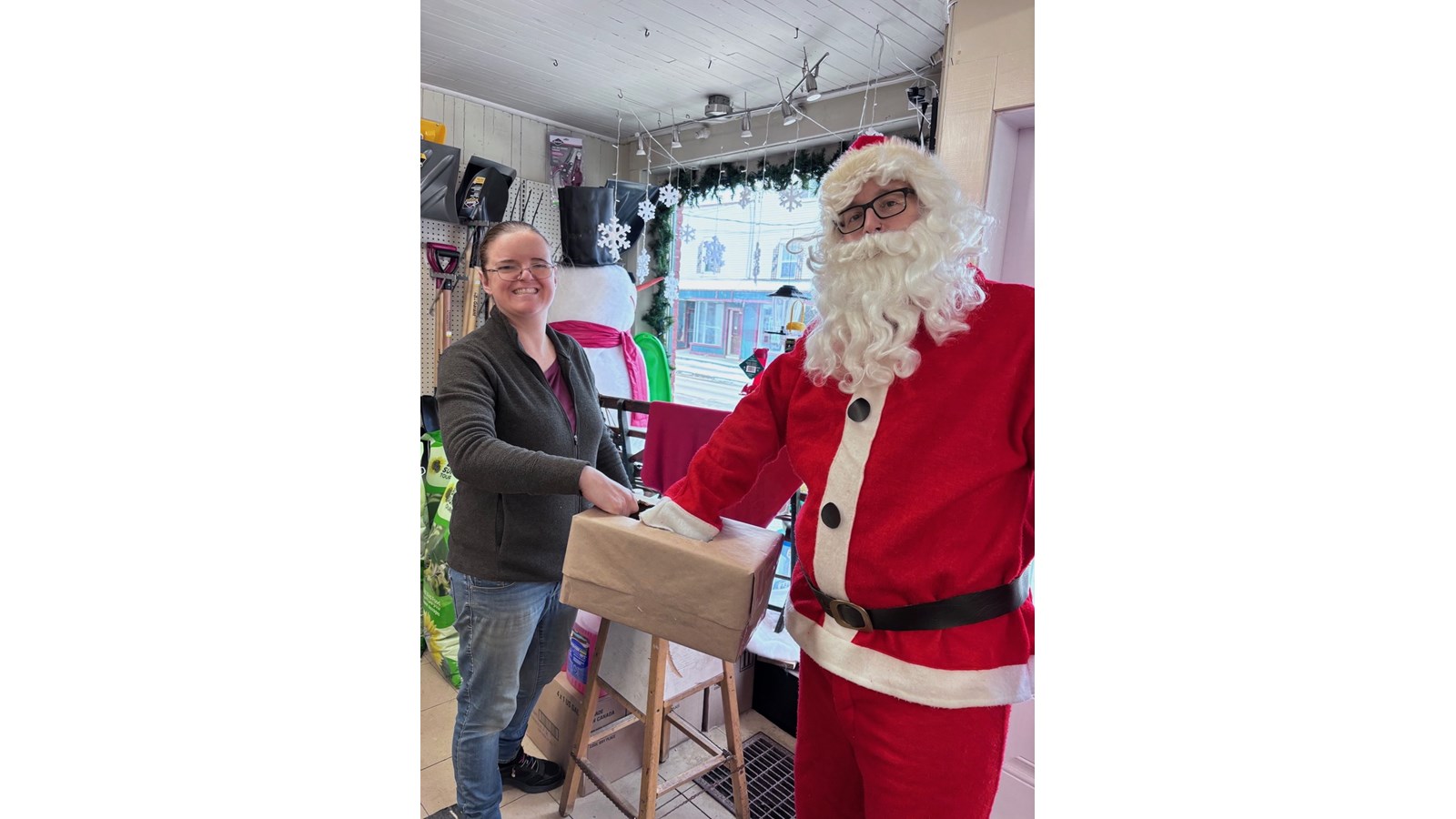 Julie O’donnell, de la Quincaillerie Richmond, et le père Noël ont procédé au tirage de la Promotion des Fêtes à Richmond.