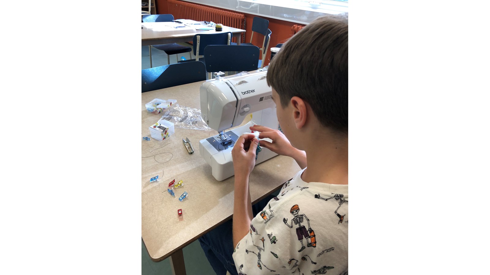 Dans le cadre de ce projet de friperie, les jeunes ont aussi suivi des cours de couture pour être en mesure de réparer certains vêtements désuets.