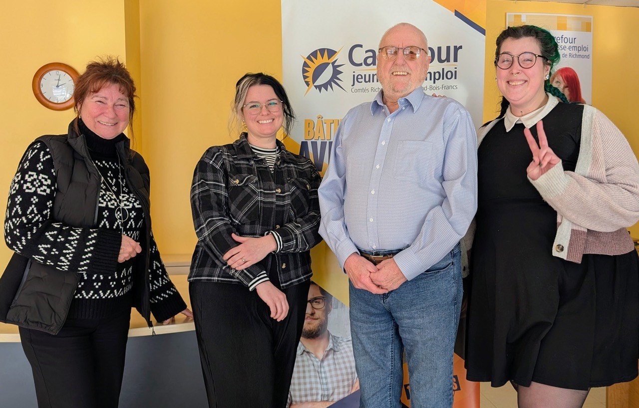 De gauche à droite : Sylvie Bibeau, directrice du Carrefour jeunesse-emploi des Sources, Jade Lescault, directrice adjointe du Carrefour jeunesse-emploi, Mario Leblanc, président de la Société d’histoire d’Asbestos, et Jessica Arcand Bastien, intervenante jeunesse au Carrefour jeunesse-emploi.