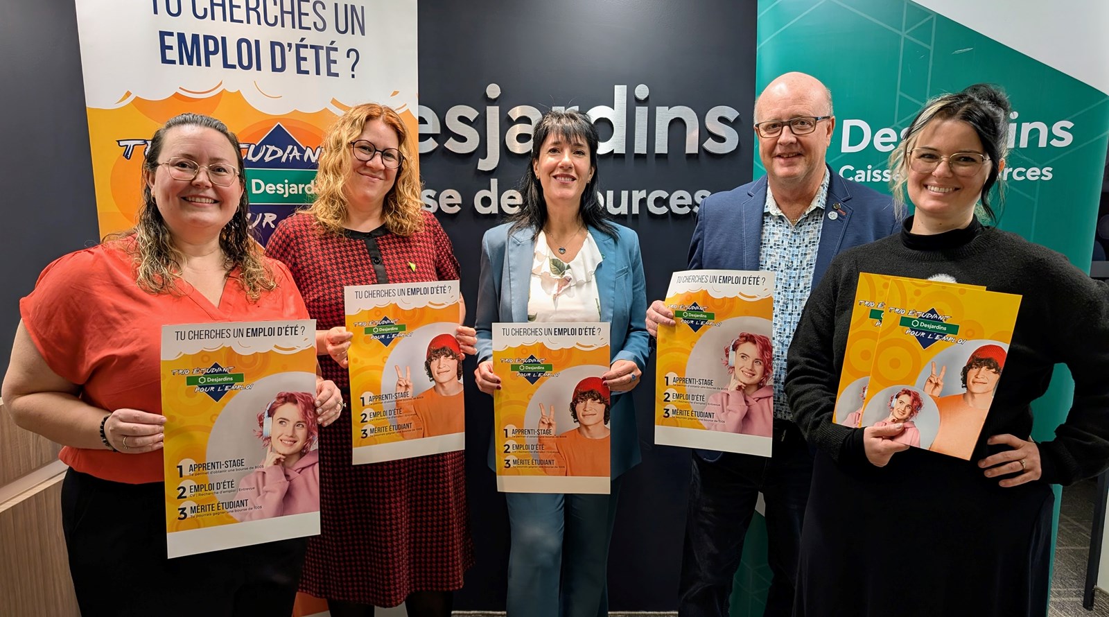 Christine Coté, CJE, Marie-Pierre Therrien, SADC des Sources, Isabelle Garceau, directrice générale de la Caisse Desjardins des Sources, Hugues Grimard, maire de la ville de Val-des-Sources, et Jade Lescault, directrice adjointe du Carrefour jeunesse-emploi des comtés de Richmond-Drummond-Bois-Francs.