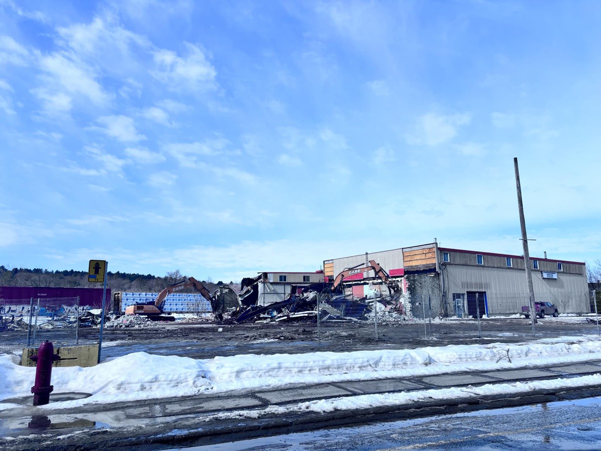 Les travaux de démolition ont débuté sur le terrain de la rue Principale où pourrait être construit l’hôtel de ville de Richmond.