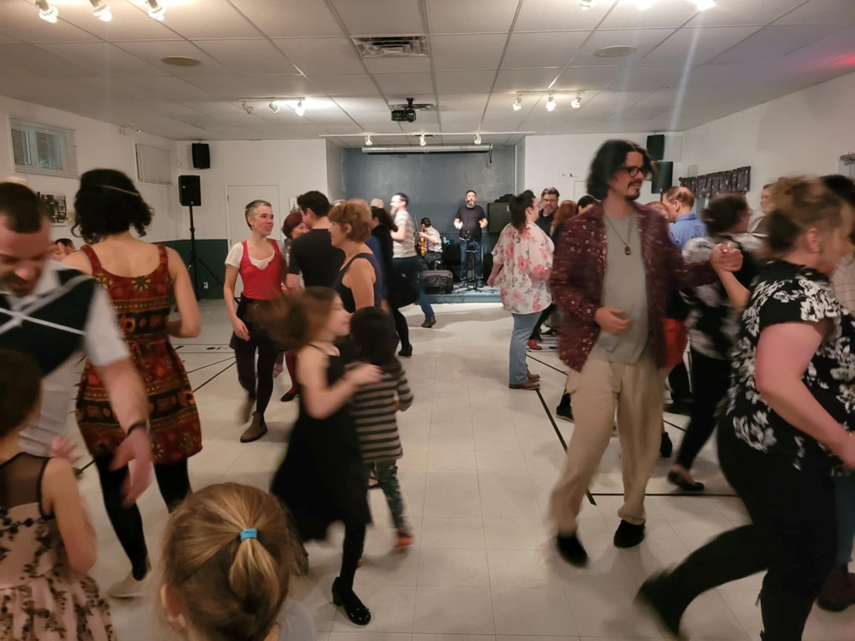 Près de 90 personnes ont pris part à une soirée de danse traditionnelle au bénéfice du projet Le Houpier.