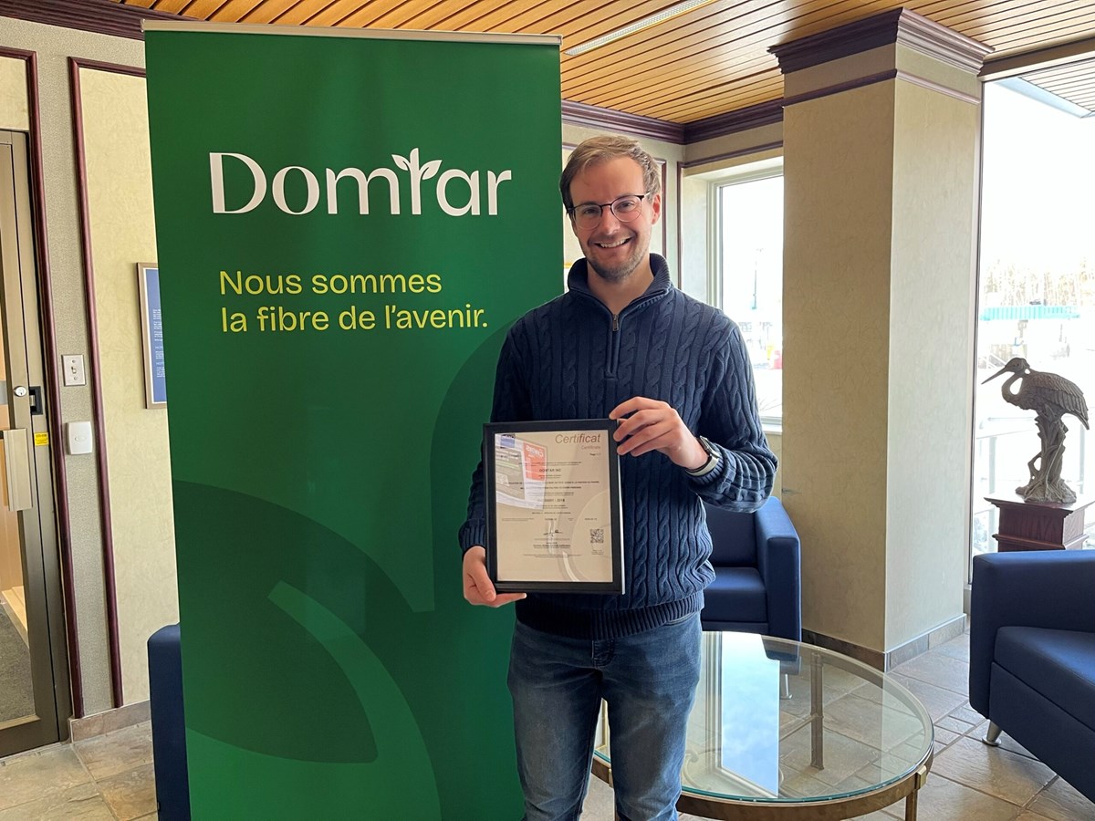 Jeffrey Byrns, ingénieur des procédés à l’usine de Windsor, tient le nouveau certificat ISO 50001 de l’usine. La certification de l’usine de Windsor témoigne de l’engagement environnemental à long terme de Domtar.