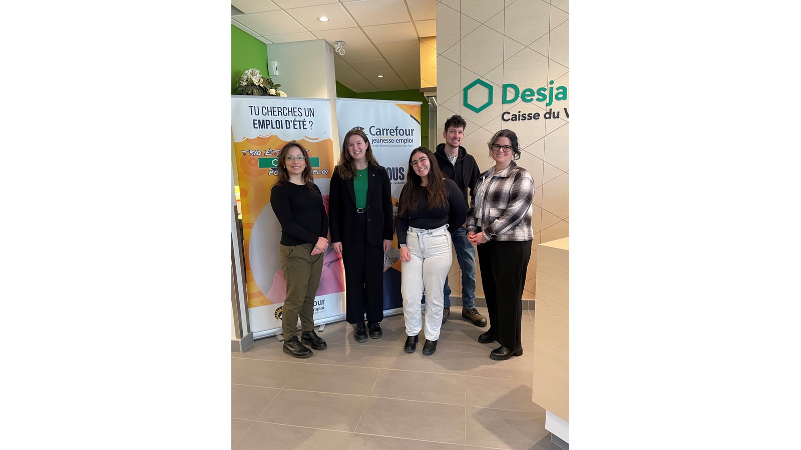 Mathilde Thériault, du CJE de Richmond, Roxanne De Montigny, conseillère communication et vie associative à la Caisse Desjardins du Val-Saint-François, François Mercier et Julie Gosselin du CJE comté de Johnson, et Jade Lescault, directrice adjointe du CJE des comtés de Richmond-Drummond-Bois-Francs.