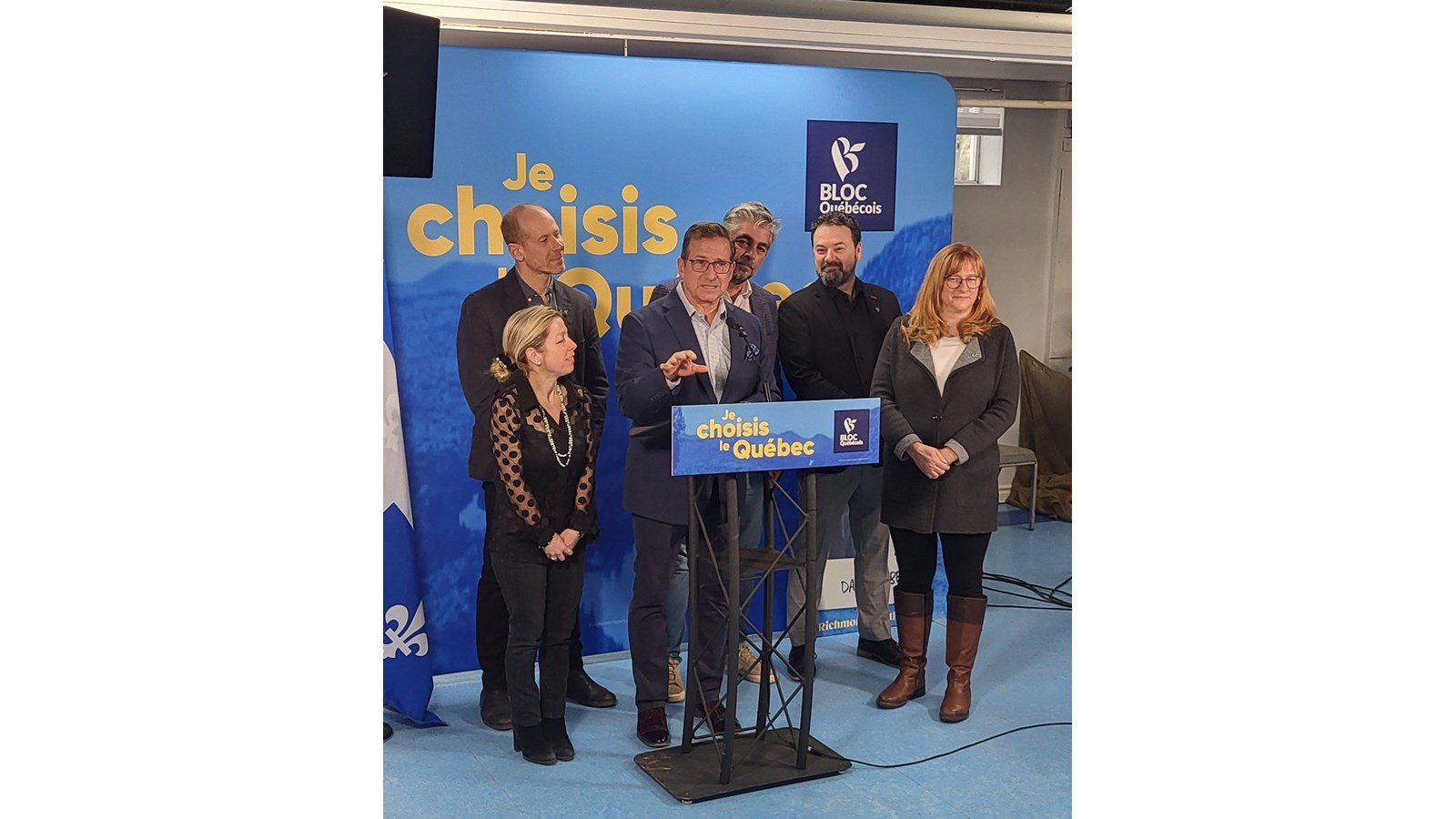 L’autobus de campagne du Bloc québécois s’est arrêté l’espace de quelques heures du côté de la RPA le Louis d’Or de Danville au matin du dimanche 30 mars dernier.
