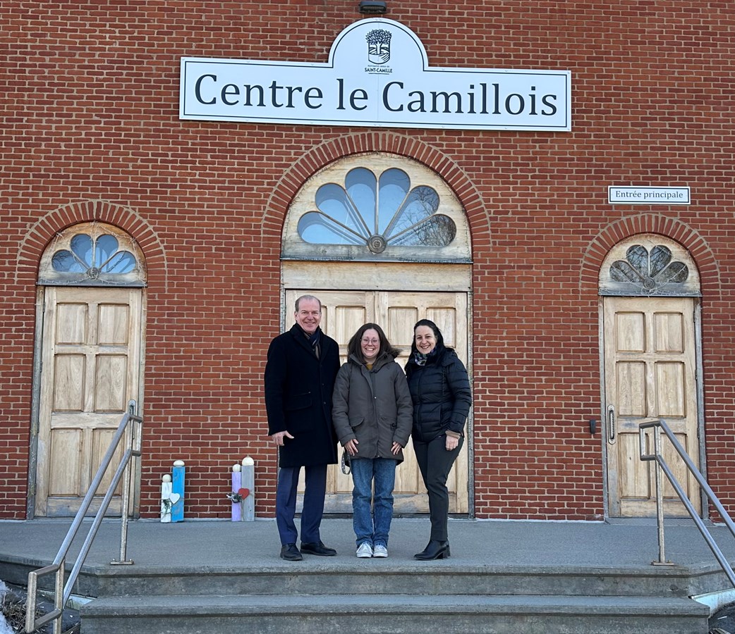 De gauche à droite : André Bachand, député de Richmond, Caroline Blais, directrice adjointe par intérim, La Croisée des sentiers (au centre) et Martine Lanctôt, élue municipale pour la Municipalité du canton de Saint-Camille.