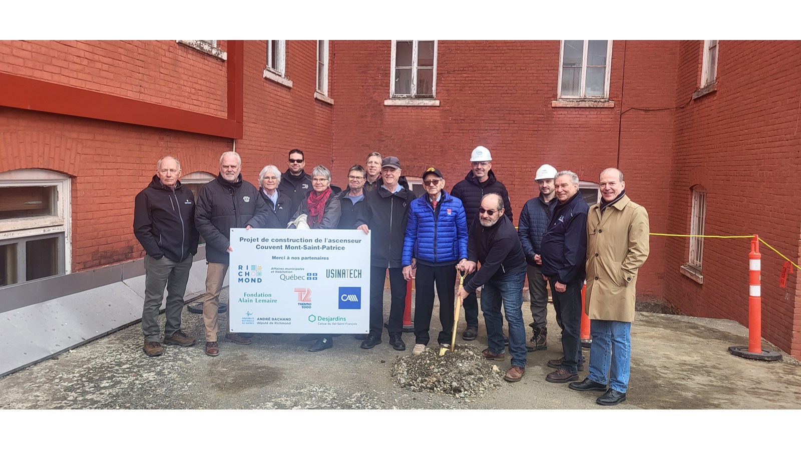 Le vendredi 4 avril dernier la première pelletée de terre marquant officiellement le début des travaux d’infrastructures, menant à l’ajout d’un ascenseur, a eu lieu au Couvent Mont Saint-Patrice de Richmond.