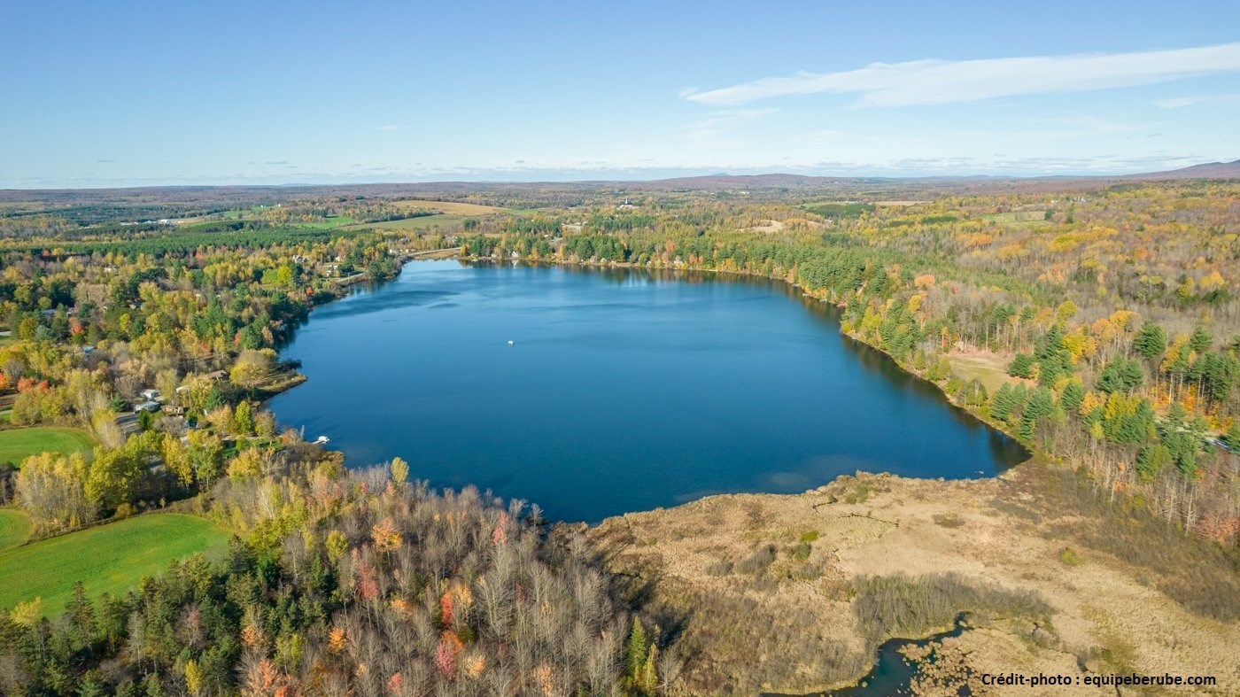 Ce terrain vacant, d’une superficie de 75 hectares, présente selon plusieurs un potentiel pour l’aménagement d’un parc public et d’un accès au lac.