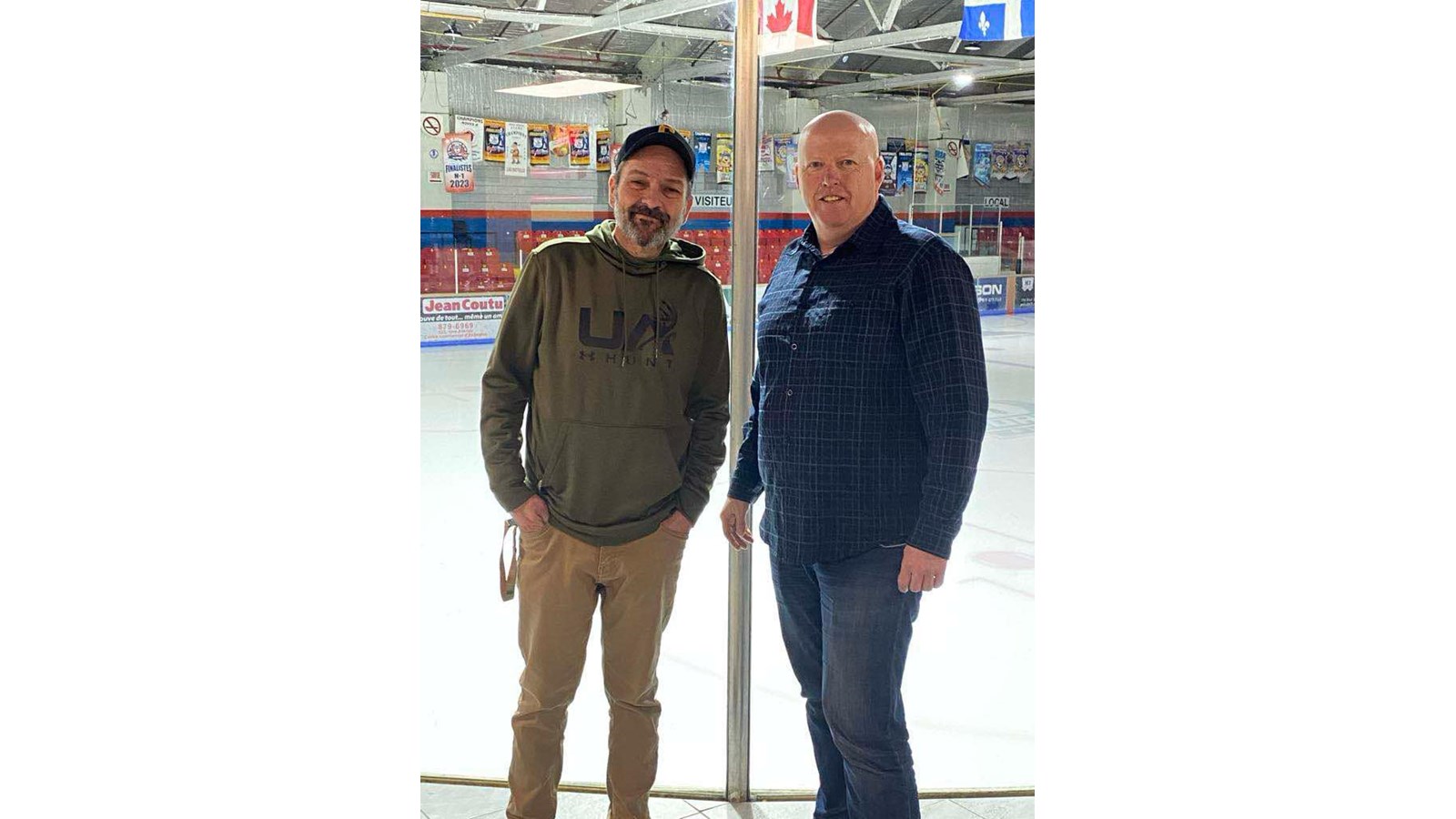 Eric Dion à droite en compagnie du président du C.A. de l'aréna, Pierre Benoit.