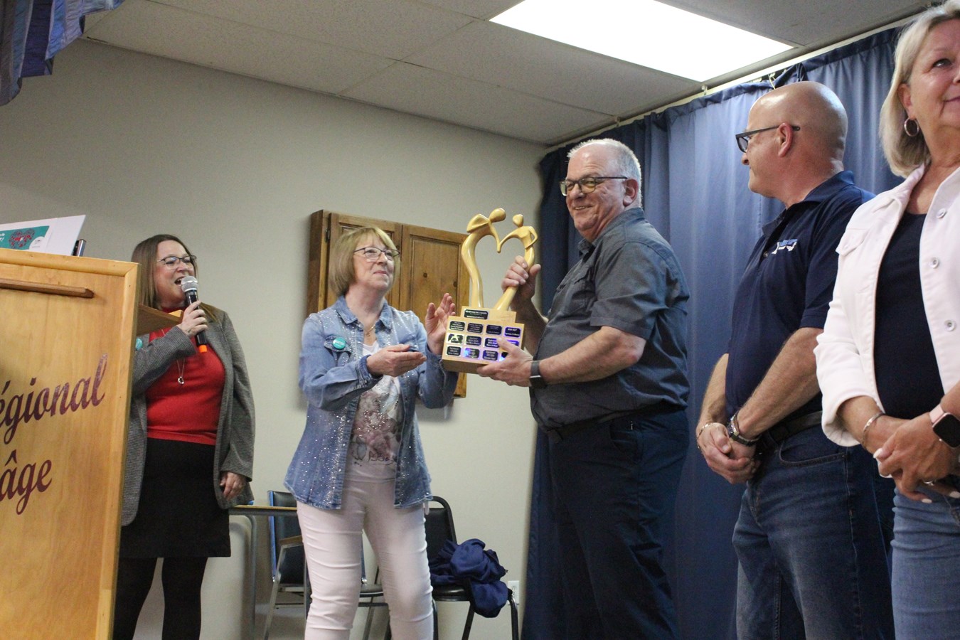 Luc Desrosiers, président du Tournoi M13-M15 Sherwood de Windsor, a reçu le trophée de l’organisme de l’année.