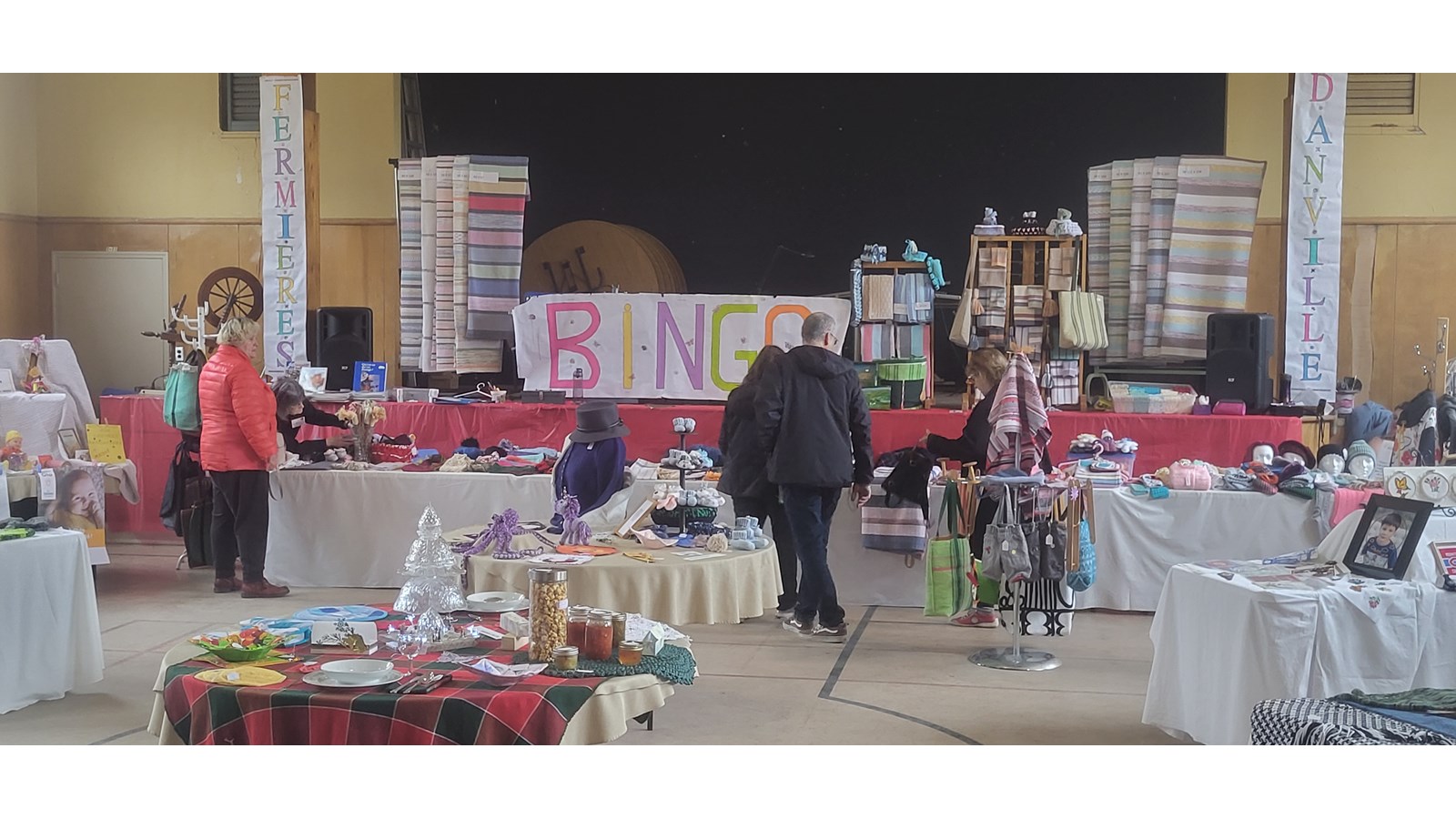 Les visiteurs avaient la chance de contempler quelques centaines de créations en expositions, dont près d’une centaine de celle-ci étaient rendus disponibles à la vente par les artisanes.
