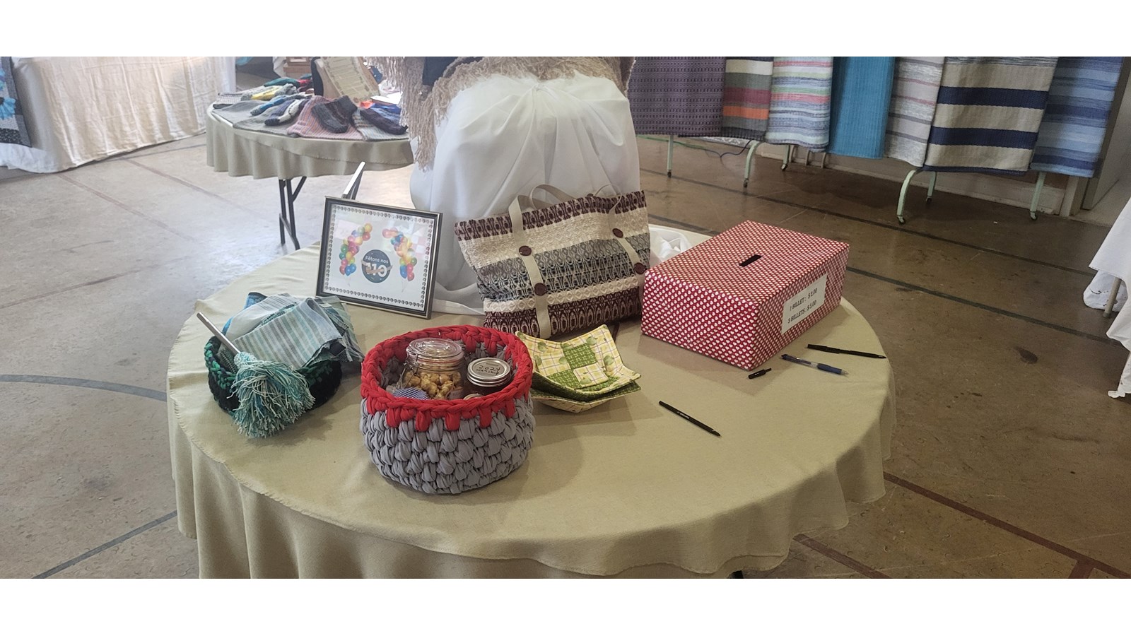 On retrouvait des pièces dites plus traditionnelles réalisées par la technique du crochet, du tissage du tricot et aussi quelques desserts ainsi qu’une gamme de produits différents et renouvelés.