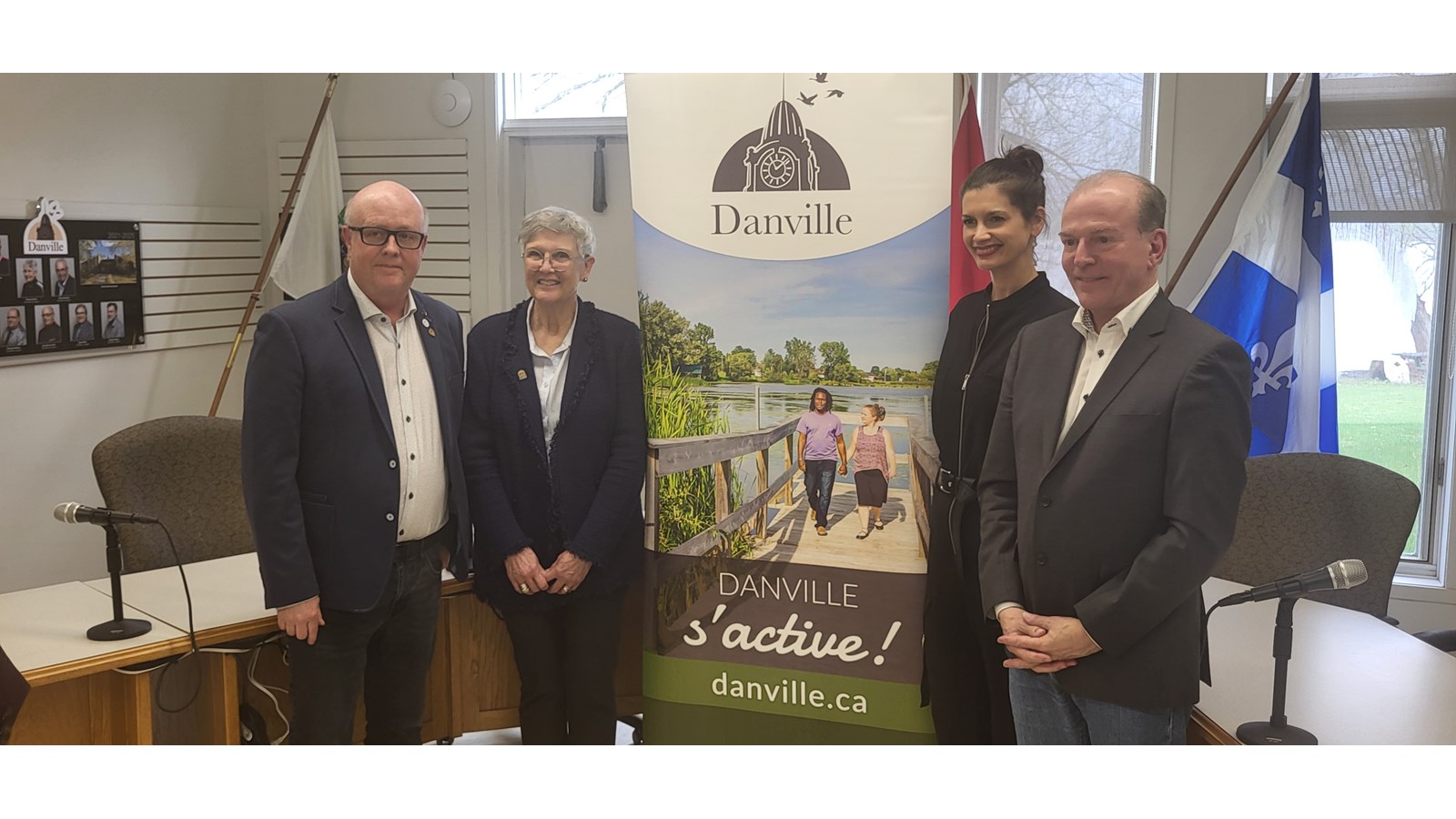 Le préfet de la MRC des Sources, M. Hugues Grimard, la mairesse de Danville, Martine Satre, la ministre des Transports et de la Mobilité durable et vice-première ministre du Québec, Geneviève Guilbault, et le député de Richmond, André Bachand, ont procédé à une importante annonce.