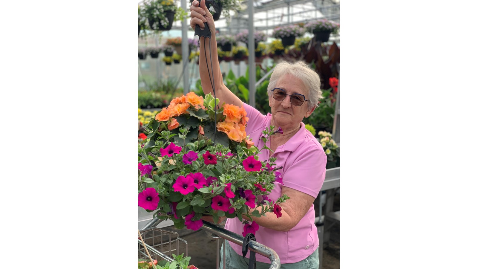 Pierrette Poirier, bénévole pour la vente de fleurs.
