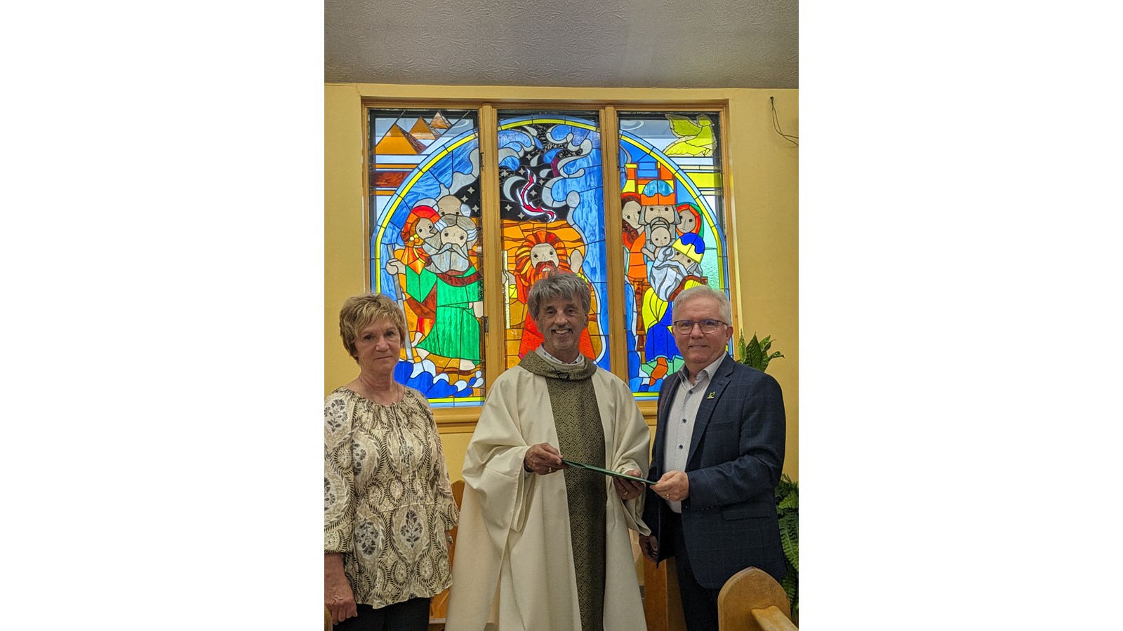 La conseillère du district 3 (Lac Montjoie), Guylaine Rajotte, l’abbé Alain Larochelle et le maire Daniel Veilleux.