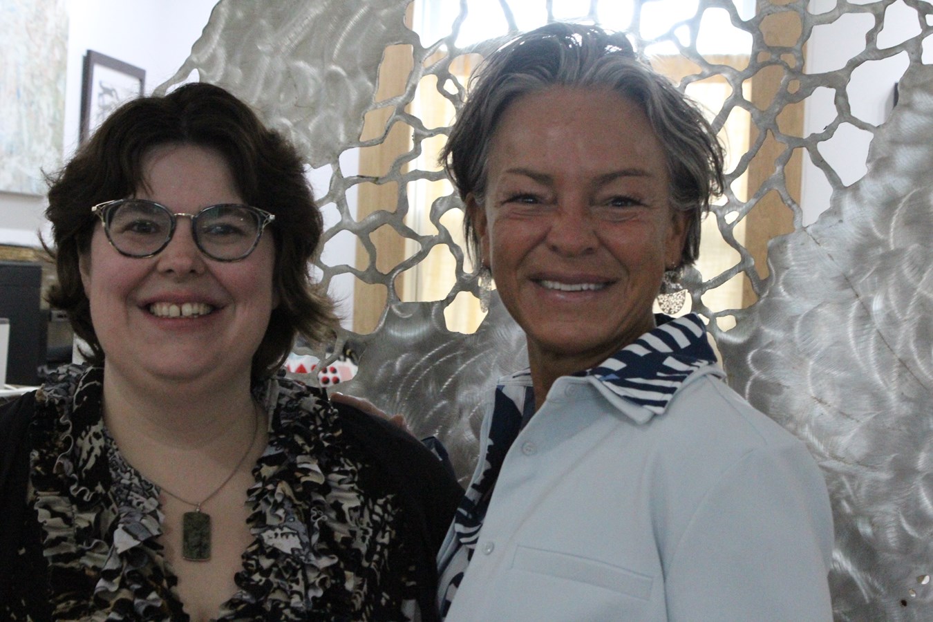 La directrice Rebecca Taylor et l’artiste invitée Pascale Bouchard lors de la conférence de presse annonçant le troisième Salon empreinte d’art de Melbourne.