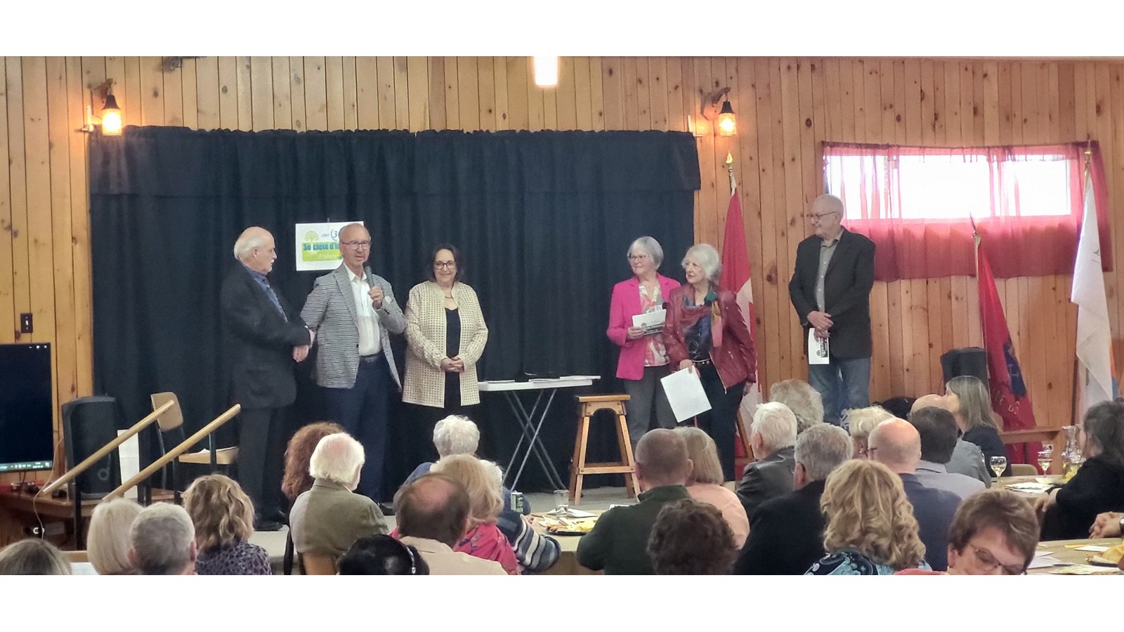 Tour à tour, les animatrices de la journée, mesdames Nicole Goudreau et Marie-Paule Gendron, ont invité sur scène des personnalités s’étant notamment démarquées au niveau de monde des affaires, socioculturel, communautaire, sportif et politique.