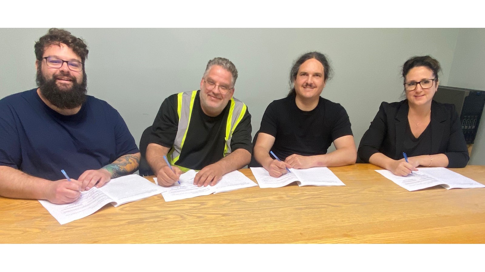 Le conseiller municipal responsable des relations de travail, Alexandre Roy, le président du syndicat, Patrick Lescault, le maire Adam Rousseau, la conseillère municipale membre du comité des relations de travail, Cheryl Labrie.