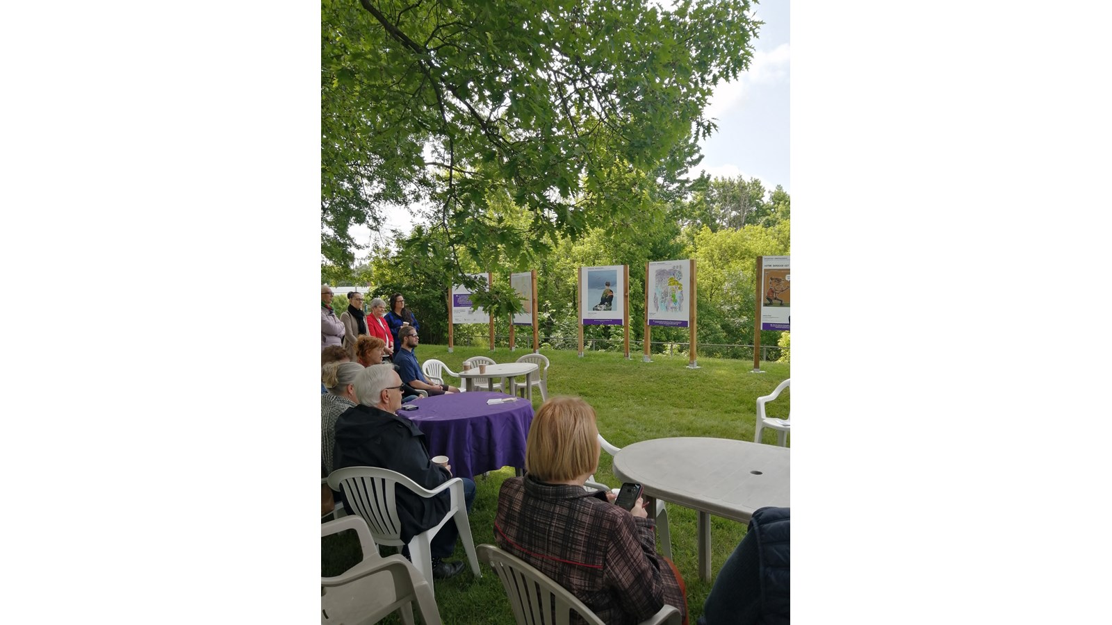 L’exposition, qui circulera en Estrie dans les prochaines années, permettra de sensibiliser les gens en présentant visuellement des attitudes, des gestes ou des paroles qui causent du tort (maltraitance) ou au contraire, qui font du bien (bientraitance).