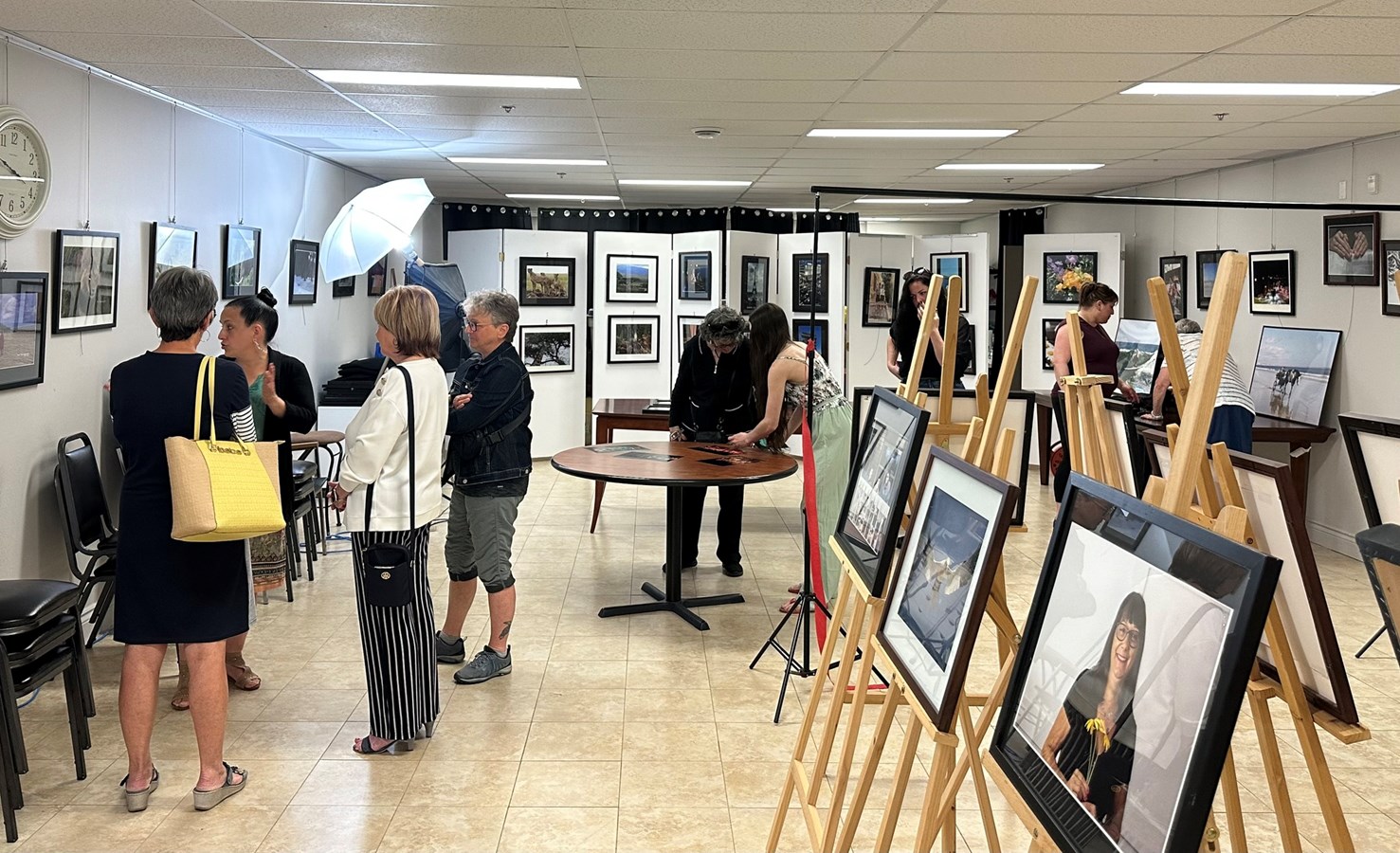 Une soixantaine de photos sont actuellement exposées dans la galerie de la résidence Château bel-âge, à Windsor.
