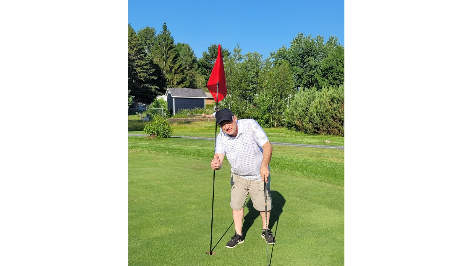 Le joueur de golf bien connu dans la région et membre actif de l’endroit a ainsi fait disparaitre sa balle au fond de la coupe d’un seul élan, à l’aide de son fer 8 sur une distance de 149 verges.