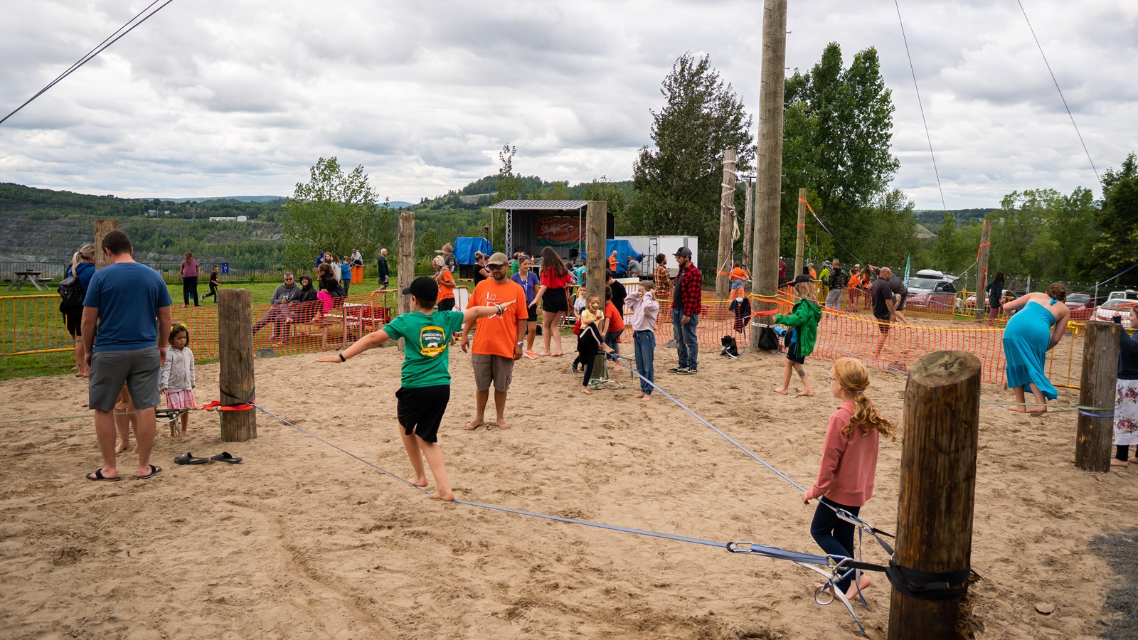 Cette journée proposera une programmation axée sur les démonstrations de prouesses athlétiques des divers participants, ainsi que de petits ateliers de highline et de slackline ouverts au public.