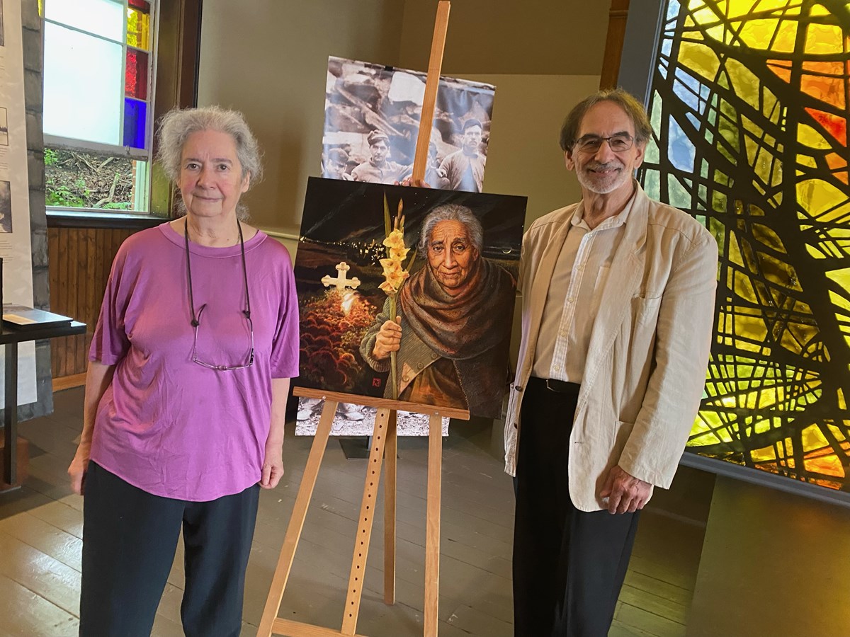L’artiste Béatrice Multhaupt en compagnie de Pierre Bail, du musée de l’Ardoise.